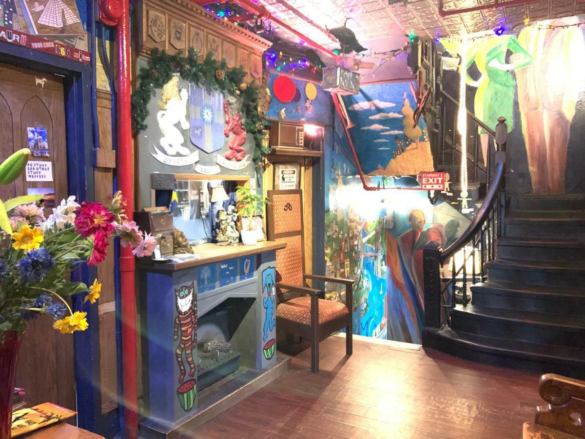 Carlton Arms Hotel 2*