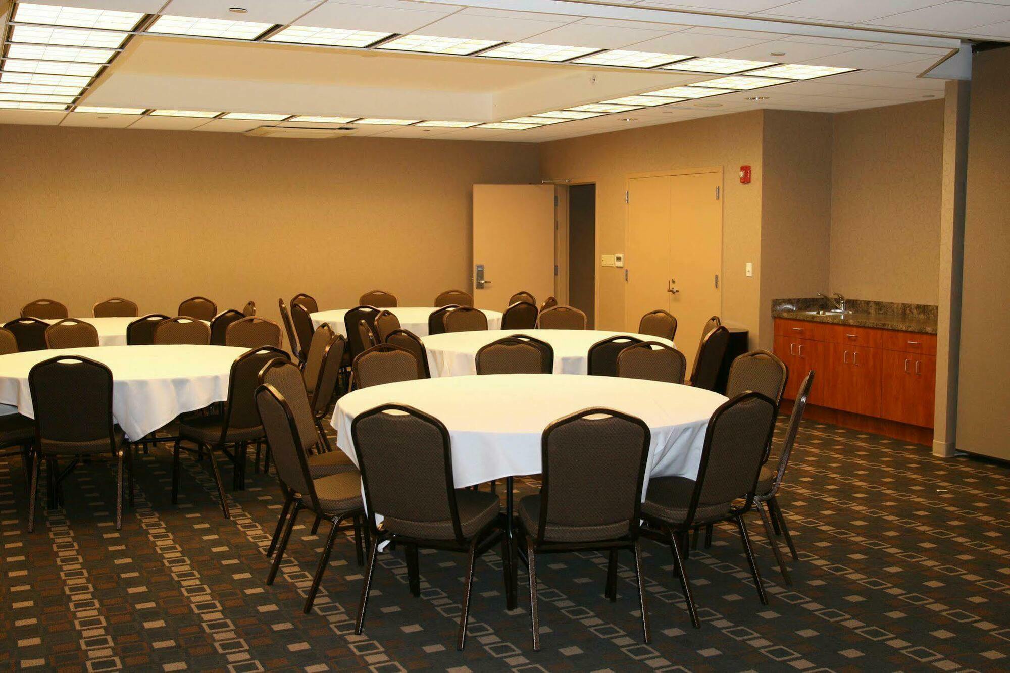 Hampton - Laguardia Airport Hotel 3*