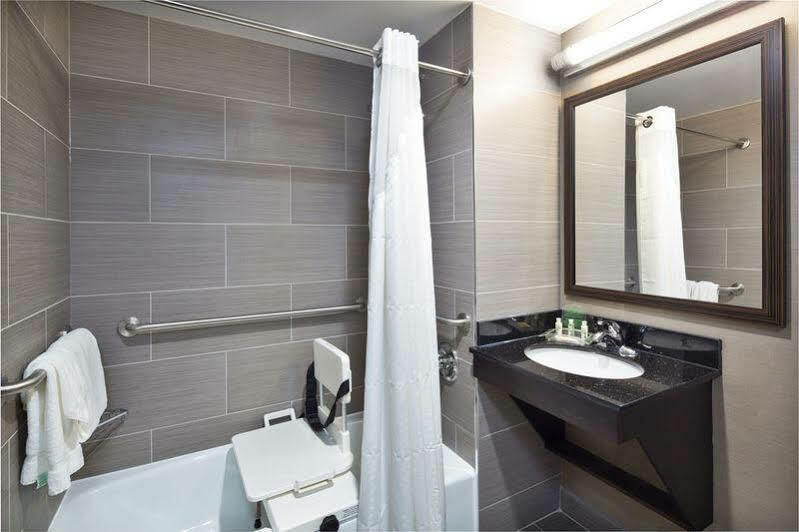 Fairfield & By Marriott Staten Island Hotel