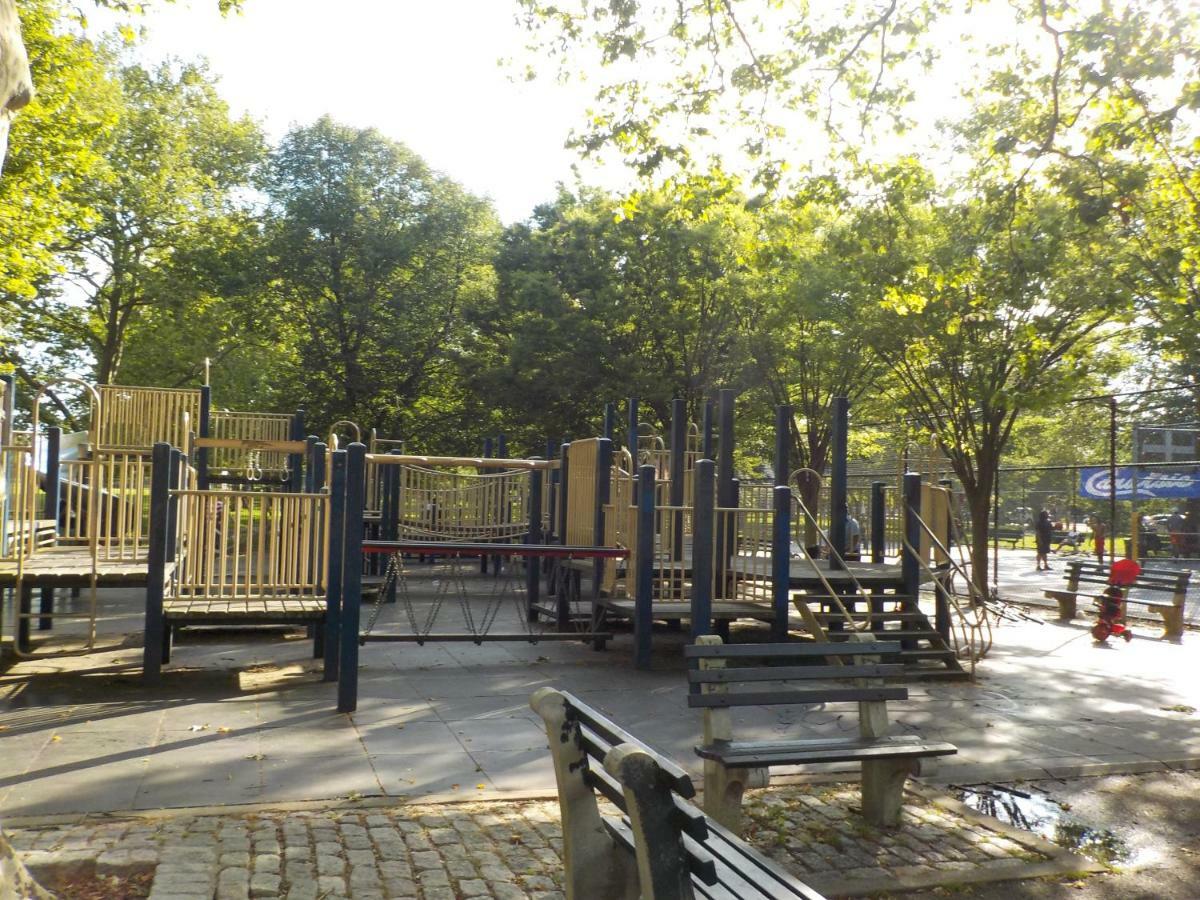 At The Water's Edge In Canarsie! Gasthof New York