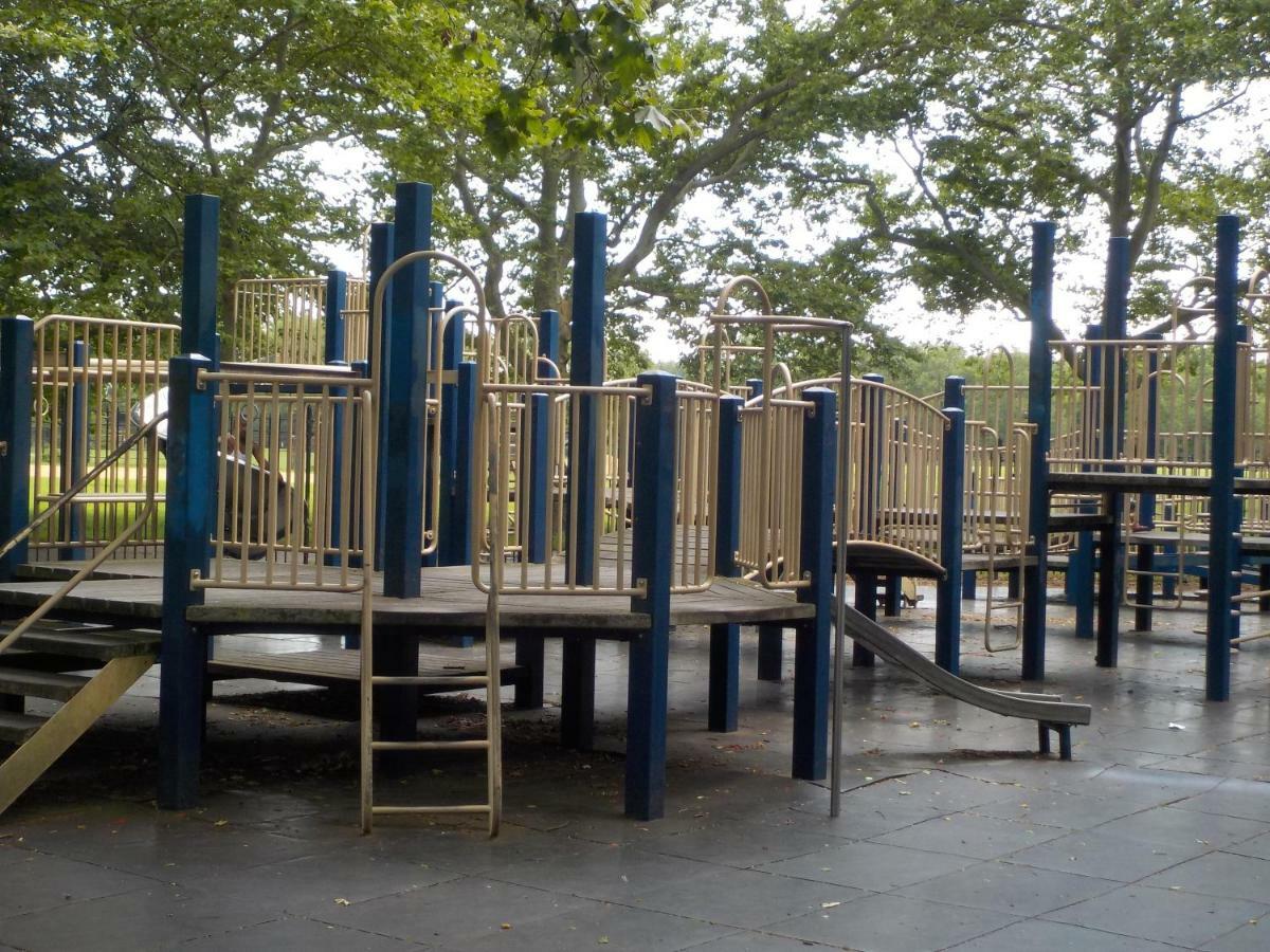 At The Water's Edge In Canarsie! Gasthof *