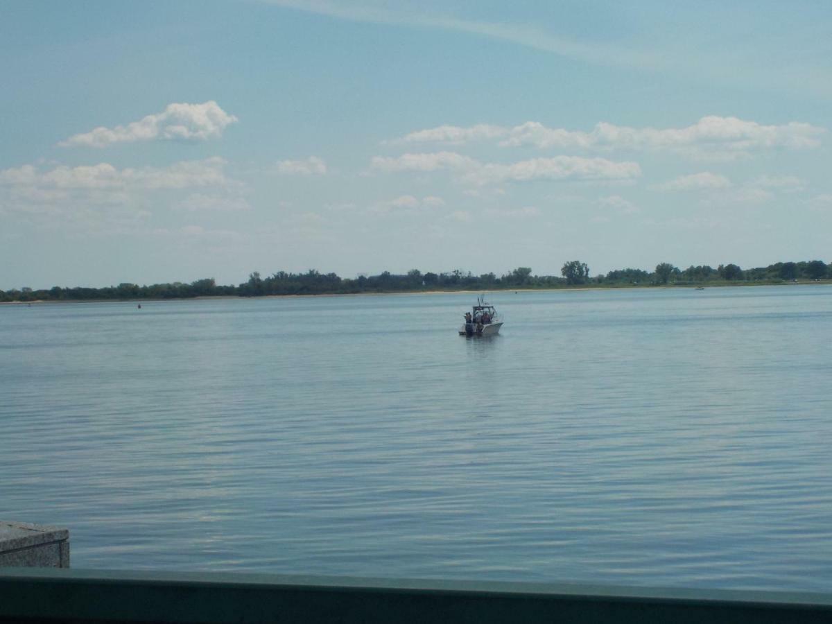 At The Water's Edge In Canarsie! Gasthof New York