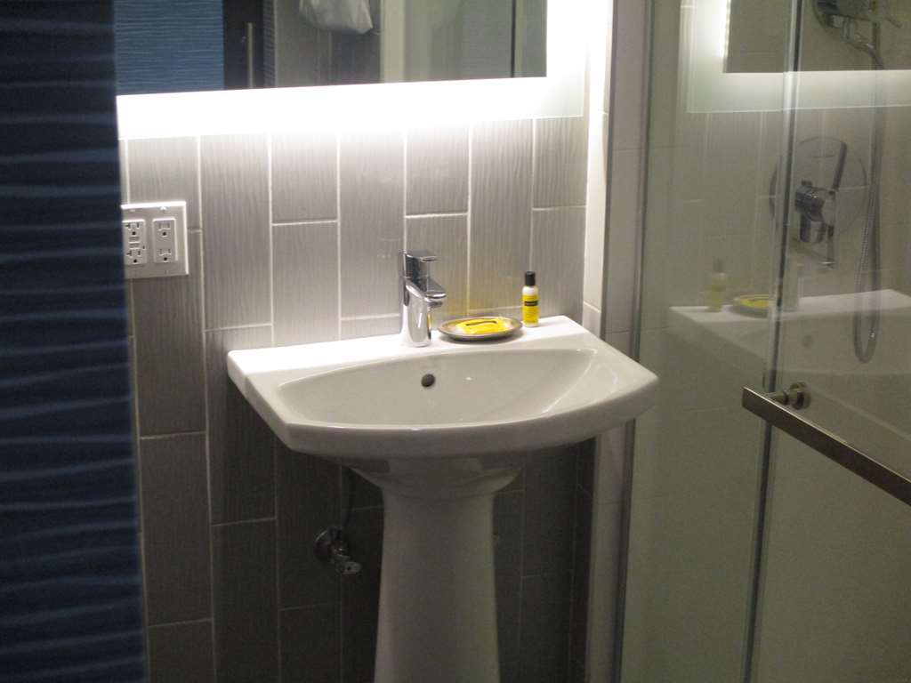 Glo Western Brooklyn Nyc Hotel